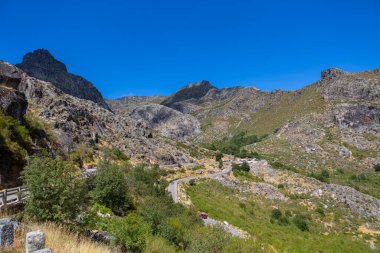 Serra da Estrela doğal parkının dağlarının tepesinden, Star Mountain Range, Buzul Vadisi ve dağ manzarası
