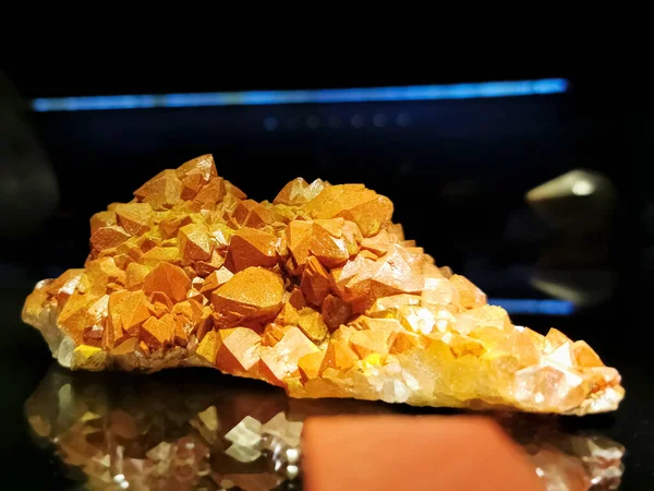 モロッコ起源の赤水晶鉱物の眺め 酸化鉄 ヘマタイト及びリモナイト と並ぶ結晶石英の集合 — ストック写真