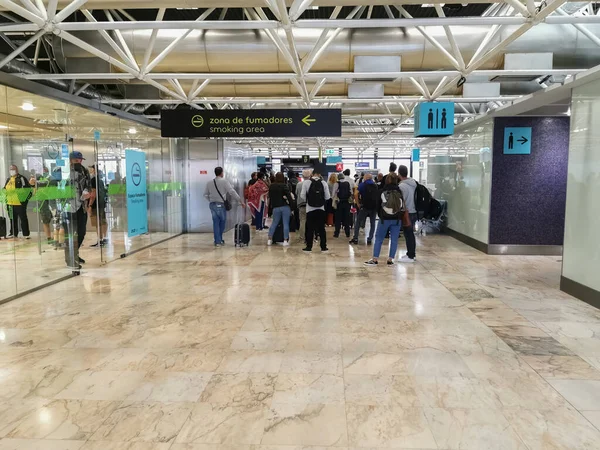 Lissabon Portugal 2020 Innenansicht Des Flughafengebäudes Von Lissabon Mit Menschen — Stockfoto