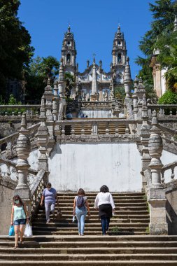 Lamego / Portekiz - 07 25 2019: Lamego Katedrali 'nin ön cephesi, üzerinde bir merdiven, barok bir anıt, kentin mimari ve dini simgesi, turist ziyaretçileri