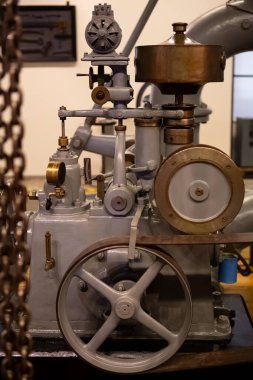 Klasik bir 1934 endüstriyel elektrik jeneratörü motorunun detaylı görüntüsü...