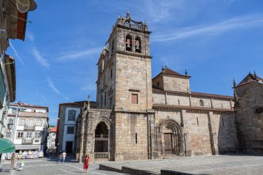 Braga / Portekiz 09 12 2020: Braga Katedrali 'nin yan cephesi. Üç gotik kemerli giriş galerisi, 15. yüzyıl, kuleler ve üst katlar, erken barok, ön meydanlar ve turistler.