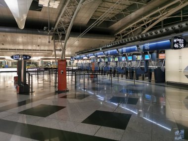 Porto / Portekiz 09: 25 2020: Porto havaalanındaki kontrol gişelerinin görüntüsü, tamamen boş