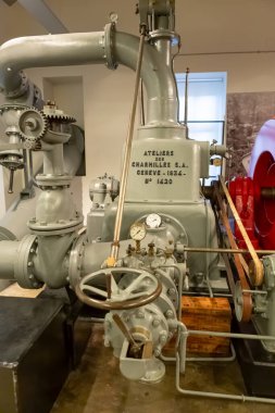 Seia / Portekiz - 08 22 22 2020: 1934 model endüstriyel hidroelektrik jeneratörünün elektrik müzesindeki sergi salonunda görüntülenmesi