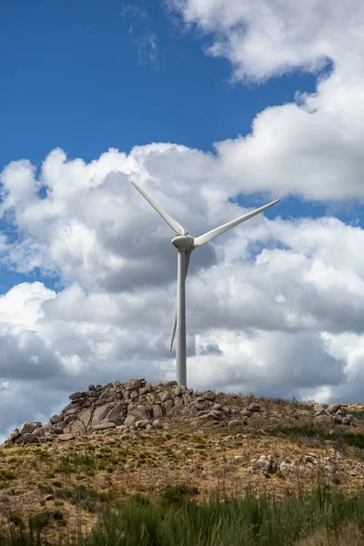 Uitzicht Een Windturbine Top Van Bergen Bewolkte Lucht Als Achtergrond — Stockfoto