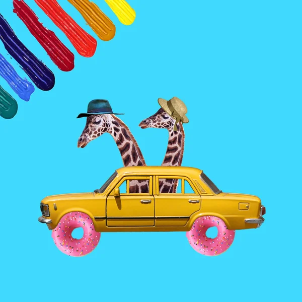 Concetto Giraffe Paar Guida Gialla Vecchia Auto Vacanze Estive — Foto Stock