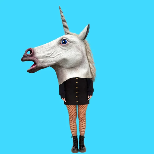 現代美術のコラージュ 女の子の体でユニコーン馬 ストック写真