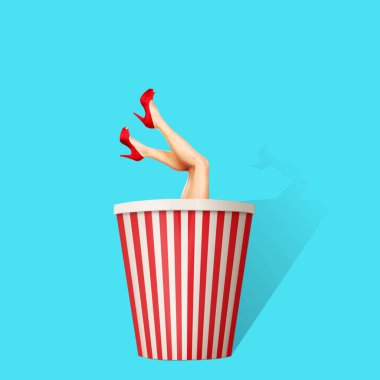 Çağdaş sanat kolaj. Pop corn kağıt kutudan bakmak kavramı kadının bacakları. Görüntü illüstrasyon.