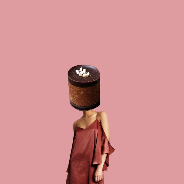 当代艺术拼贴画 概念妇女的身体与巧克力蛋糕作为头在粉红色背景 — 图库照片