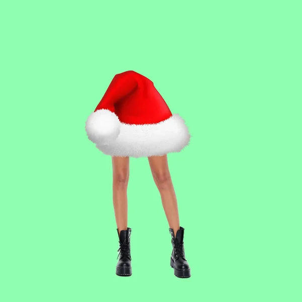 Χριστουγεννιάτικη Διακόσμηση Χριστουγεννιάτικο Καπέλο Πόδια Της Γυναίκας — Φωτογραφία Αρχείου