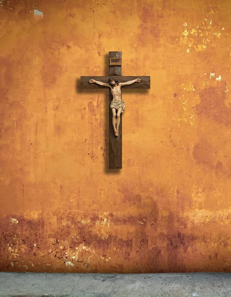Cattolica, croce cristiana su un muro squallido . — Foto Stock