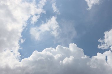Mavi gökyüzünde beyaz bulutlar. Atmosferik arkaplan.