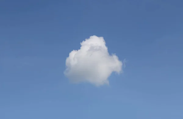 Белое Одиночное Облако Голубом Небе — стоковое фото