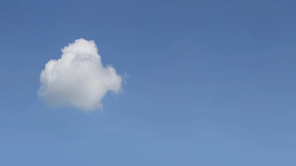 Bianco Nuvola Singola Nel Cielo Blu — Foto Stock