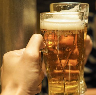 Bira bardaklarını tutan ellerin kapatılması.