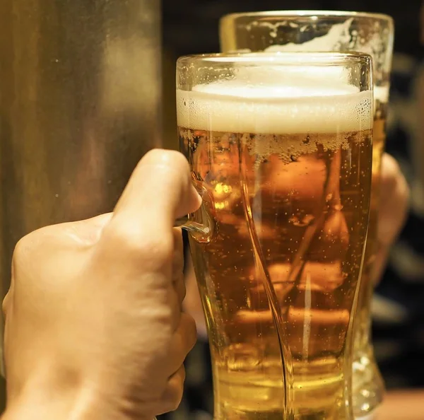 Bira bardaklarını tutan ellerin kapatılması.