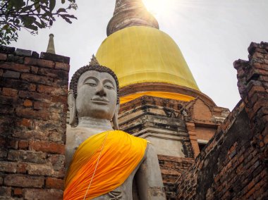 Formun görünümü Buda heykeli ve güneş ışık parlama gökyüzü kadar arıyorum.