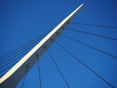 Asma köprü inşaat mavi gökyüzü arka plan ile detay.