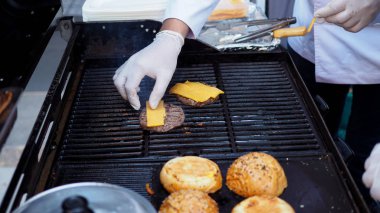 Burger beef sıcak bir gaz sobası üzerinde barbecuing bir hazırlık. (Seçili odaklama)