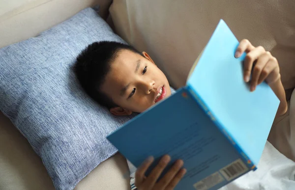 Menino Asiático Lendo Livro Sofá Casa Foco Selecionado — Fotografia de Stock