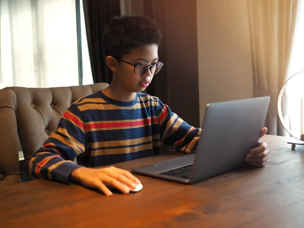 Ásia Menino Vestindo Preto Óculos Jogar Laptop Mesa — Fotografia de Stock