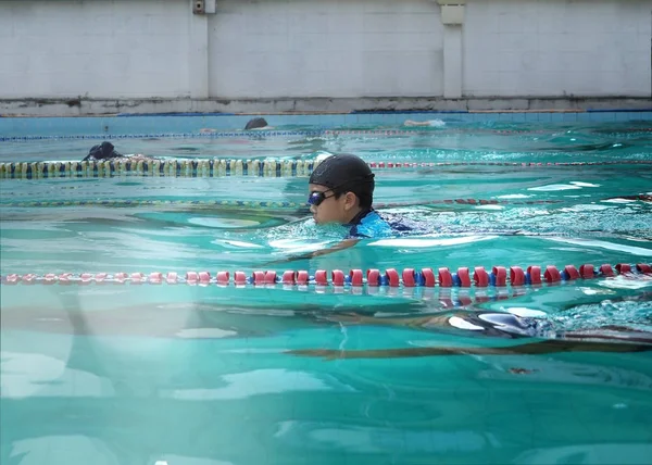 Asiatiska Boy Simning Inuti Poolen Simtävling Valda Fokus — Stockfoto