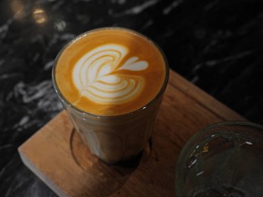 Cappuccino kahve Kupası closeup süt köpüğü güzel kalp detay ile. Seçilen odak.