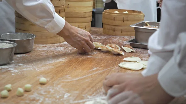 Primer plano del proceso de fabricación de albóndigas chinas dentro de la cocina — Foto de Stock