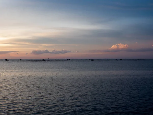 Beau Bleu Ciel Violet Pendant Une Période Coucher Soleil Loin — Photo