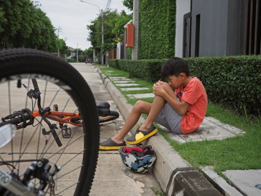 Köyünde bisiklet sürerken bir Asyalı çocuk dizini incitti..