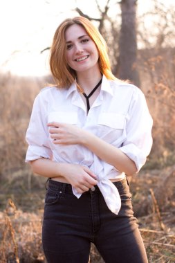 Gün batımı ile Kızıl saçlı güzel kız