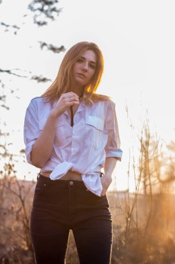 Gün batımı ile Kızıl saçlı güzel kız