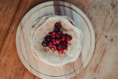 Kesme tahtasında kirazlı leziz gözlemeler.