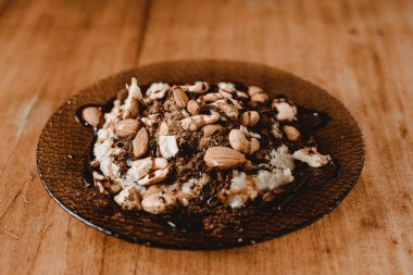 Kahvaltıda kakao, fındık ve çikolata soslu lezzetli sağlıklı yulaf ezmesi.