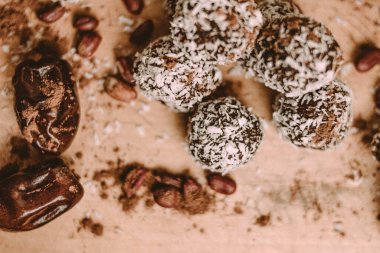 Ev yapımı çikolatalı lezzetli Hindistan cevizli ve fındıklı tatlılar.