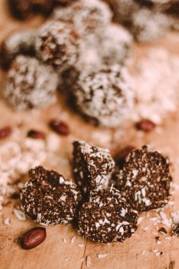 Ev yapımı çikolatalı lezzetli Hindistan cevizli ve fındıklı tatlılar.