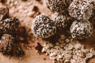 Ev yapımı çikolatalı lezzetli Hindistan cevizli ve fındıklı tatlılar.