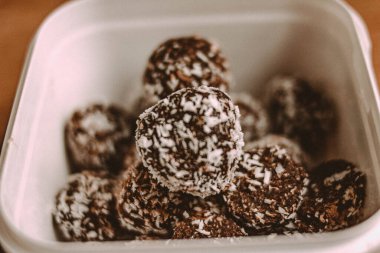 Ev yapımı çikolatalı lezzetli Hindistan cevizli ve fındıklı tatlılar.