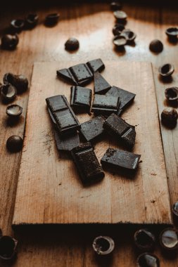Kesme tahtasındaki lezzetli çikolata
