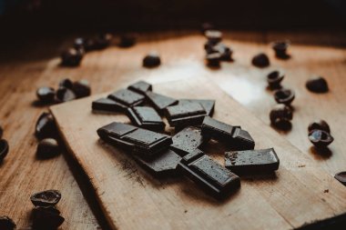 Kesme tahtasındaki lezzetli çikolata