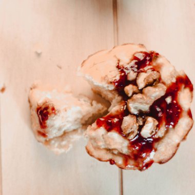 Çikolata ve böğürtlen şuruplu lezzetli kekler. 