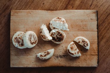 Süzme peynirli ve hindistan cevizli lezzetli tatlı.