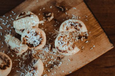 Süzme peynirli ve hindistan cevizli lezzetli tatlı.