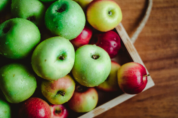 Вкусные фрукты: яблоки и бананы
 