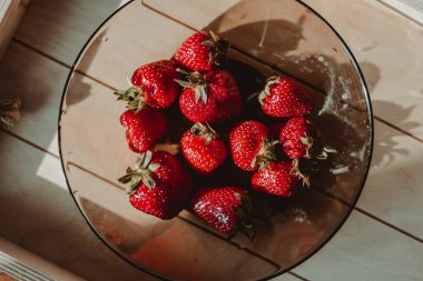 Güneşte nefis çilekler.   