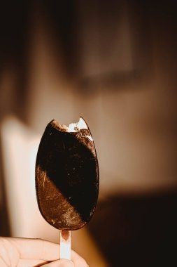 Sıcak ve güneşli bir günde lezzetli çikolatalı dondurma.