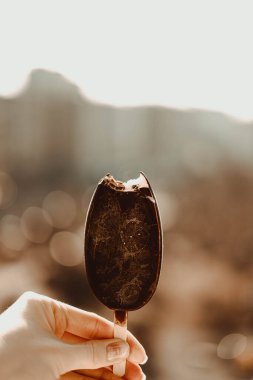Sıcak ve güneşli bir günde lezzetli çikolatalı dondurma.