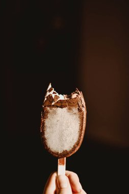 Sıcak ve güneşli bir günde lezzetli çikolatalı dondurma.