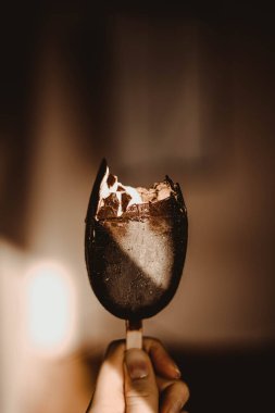 Sıcak ve güneşli bir günde lezzetli çikolatalı dondurma.