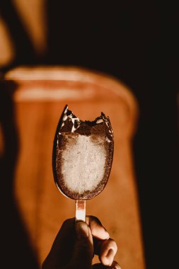 Sıcak ve güneşli bir günde lezzetli çikolatalı dondurma.